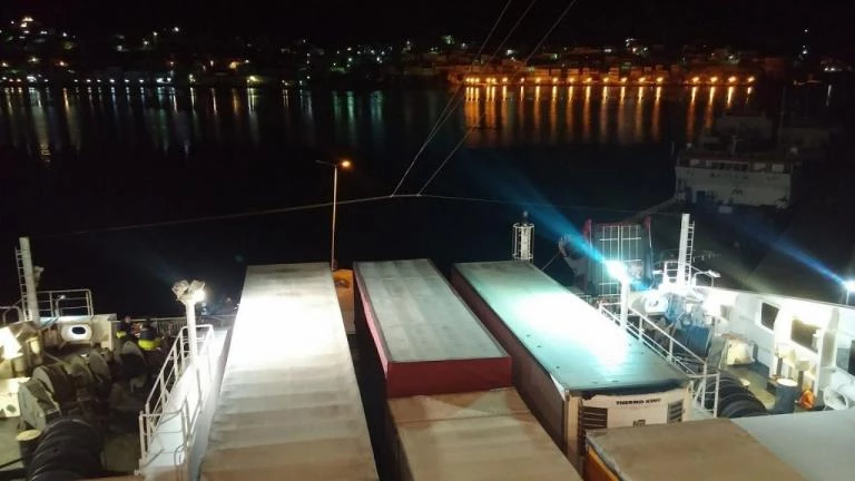Κάλυμνος: Ανετράπη φορτίο με σίδερα από φορτηγό σε επιβατηγό πλοίο